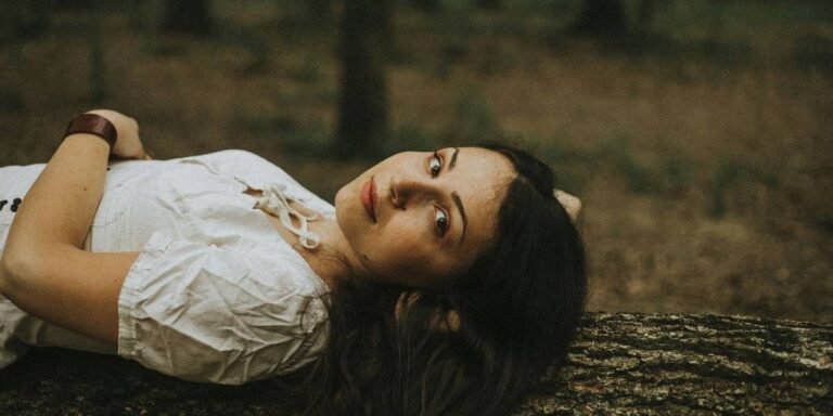How Societal Beauty Standards Affect Women's Confidence
