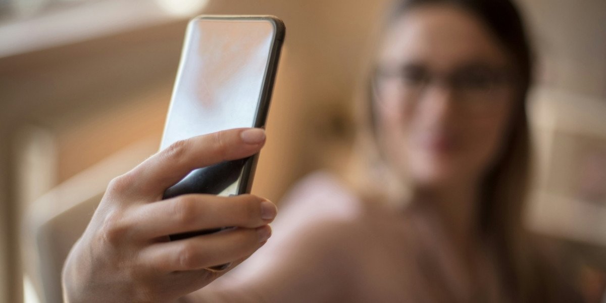 AI Face Scans Raise Questions About Women’s Beauty Pressure